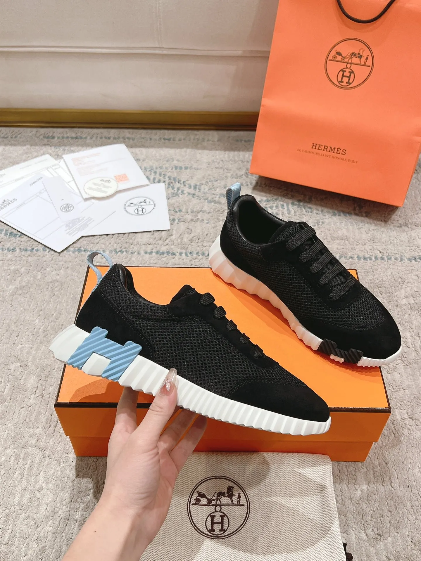👟👟Ex-factory price 640👟👟 ‼ ️Top version 2024ss Hermès/Hermès new arrival in early autumn, casual shoes for couples👟Color-blocking design MM style, advanced fashion, simple and advanced, casual matching, very light and comfortable on the feet 🔘Upper: suede/cowhide 🔘Inner: sheepskin 🔘Outsole: original PU foam molding outsole 🔘Number of sizes: Women’s size 35-42 (40.41.42, custom made, non-refundable) Men’s size 39-46 (45.46, custom made, non-refundable) 🎁Original exquisite packaging